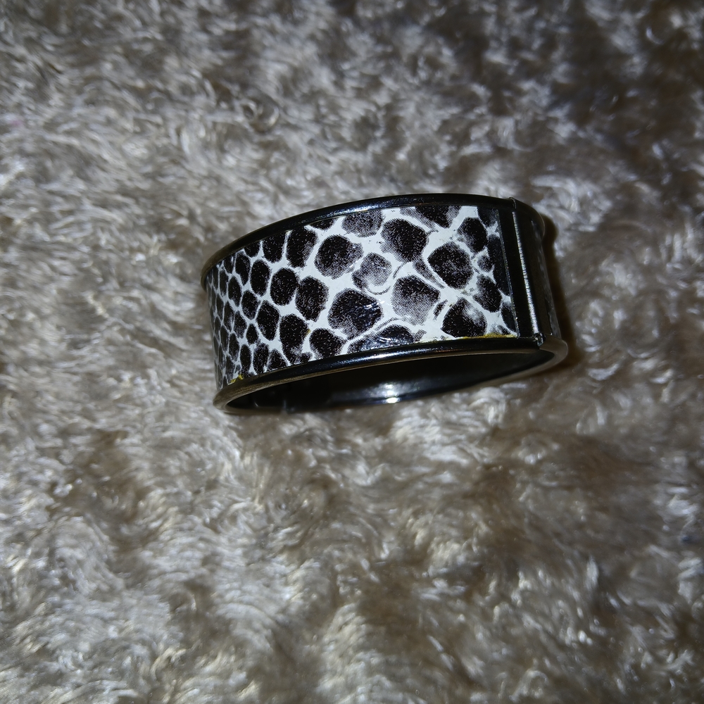 Black and White Mesh Pattern Jewelry Ring